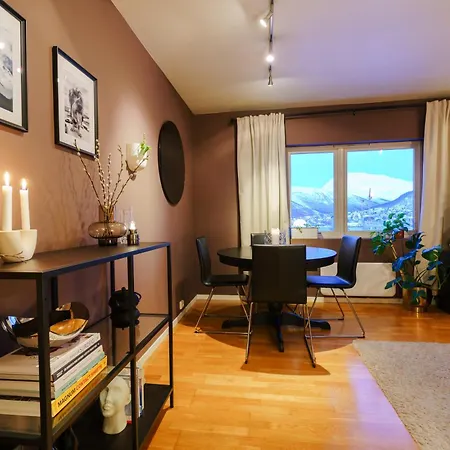 Cozy With Amazing View, Close To Centre